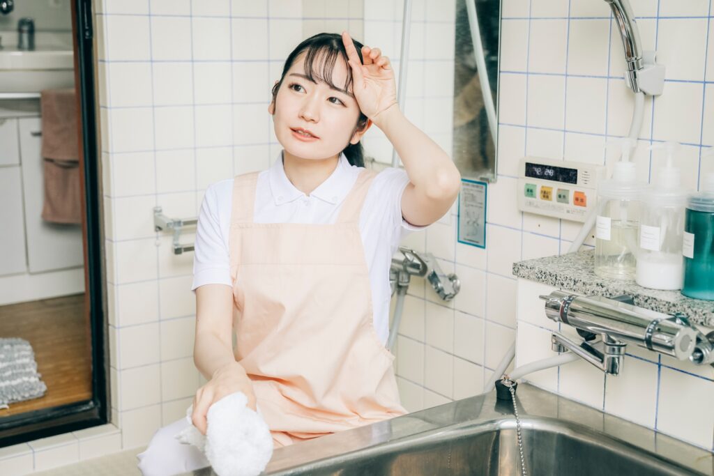 風呂のフタに黒カビが取れず困っている人の様子