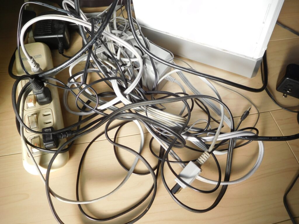 部屋に散らかった充電ケーブル