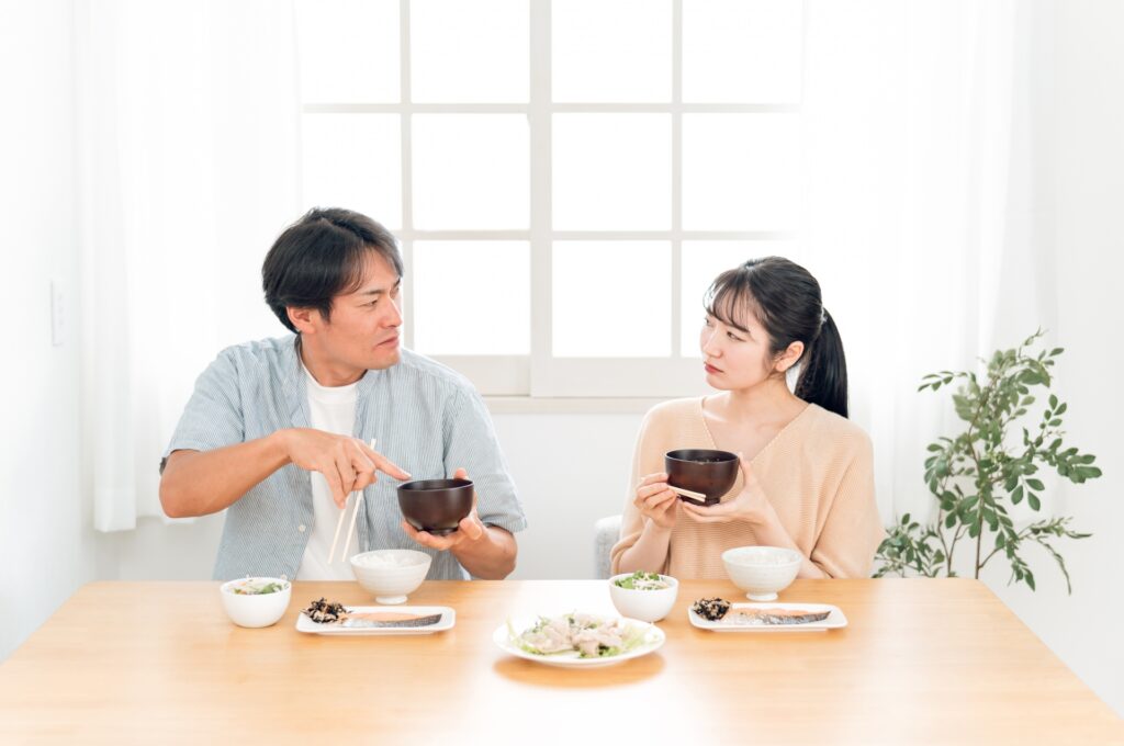 朝の食卓で喧嘩する夫婦