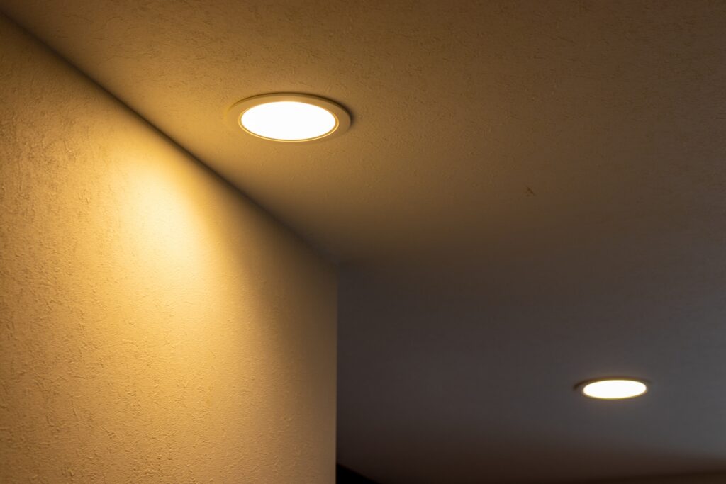 電気がつけっぱなしになっている玄関の様子