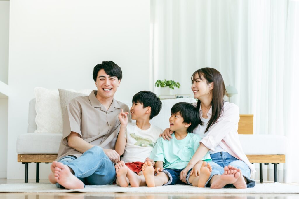 穏やかな時間を過ごす家族