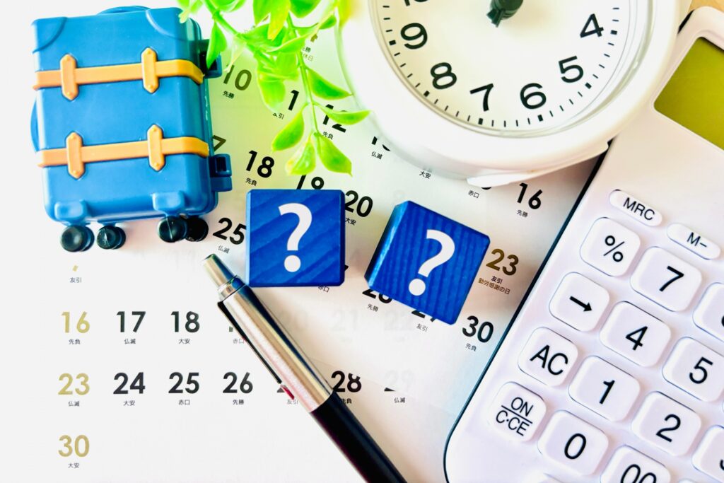 家族で旅行計画を立てるため宿泊条件をメモする様子