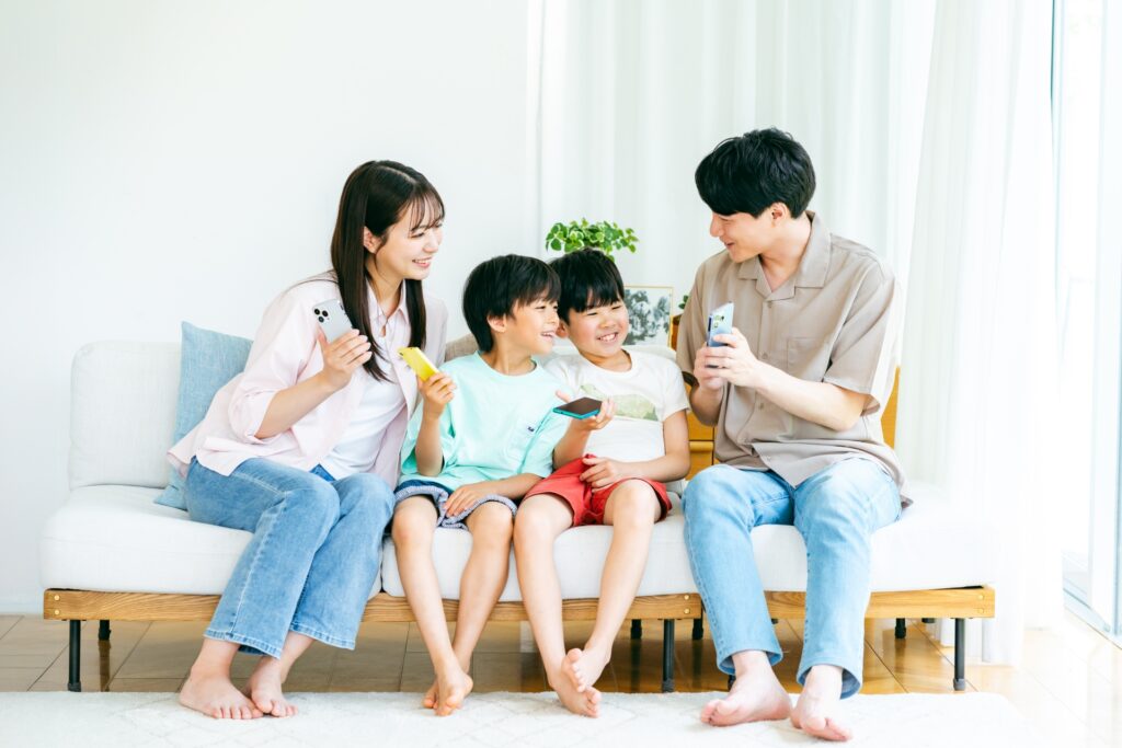 家族それぞれがモバイルバッテリーを使っている様子