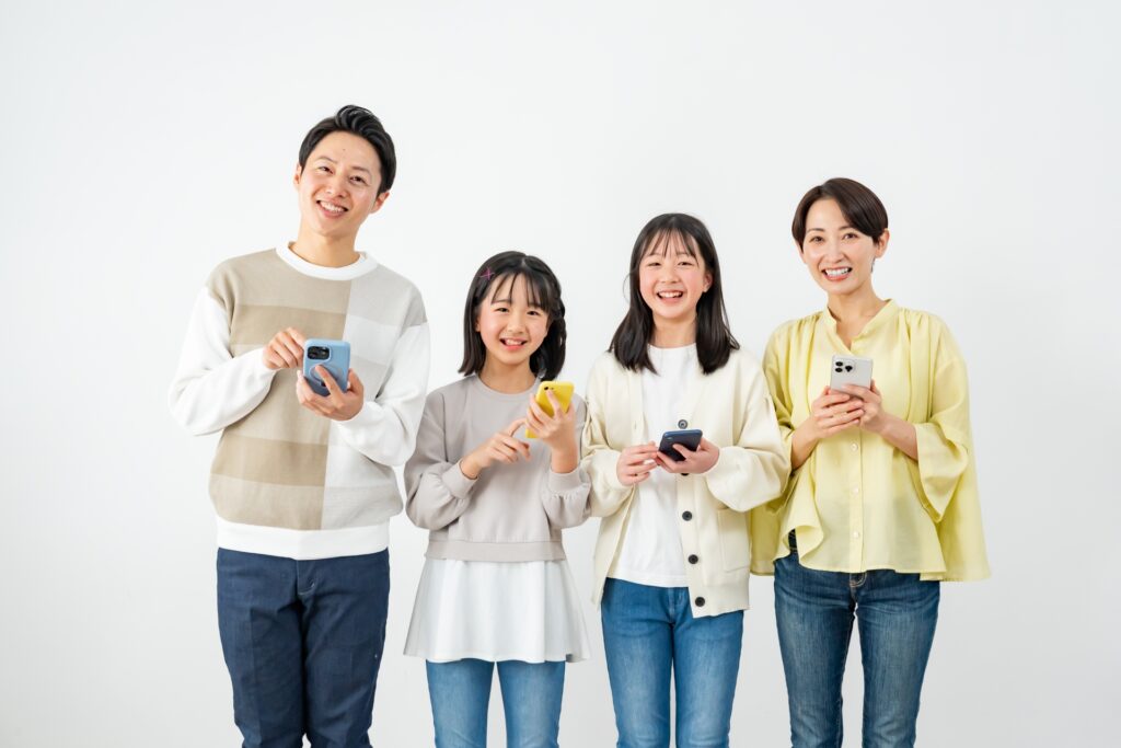 家族でスマホやタブレットを使う様子