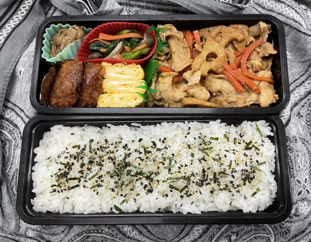 冷凍食品を弁当に詰める