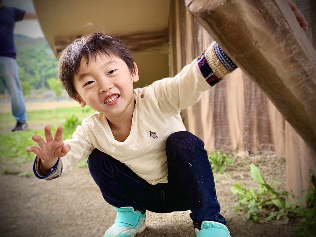 新しい靴を履いて笑顔の子ども