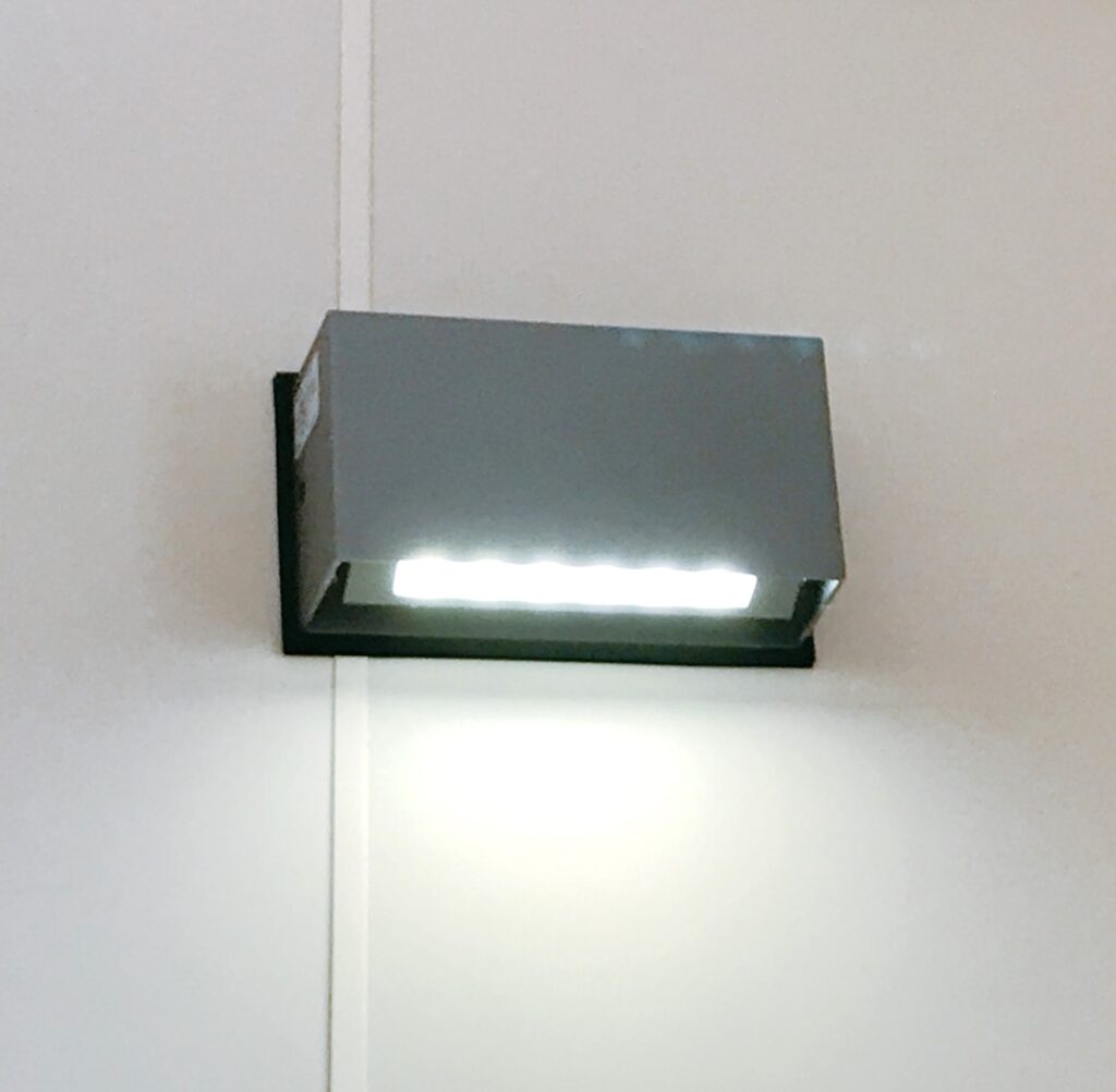 マグネット式の人感センサーライトを取り付けた様子