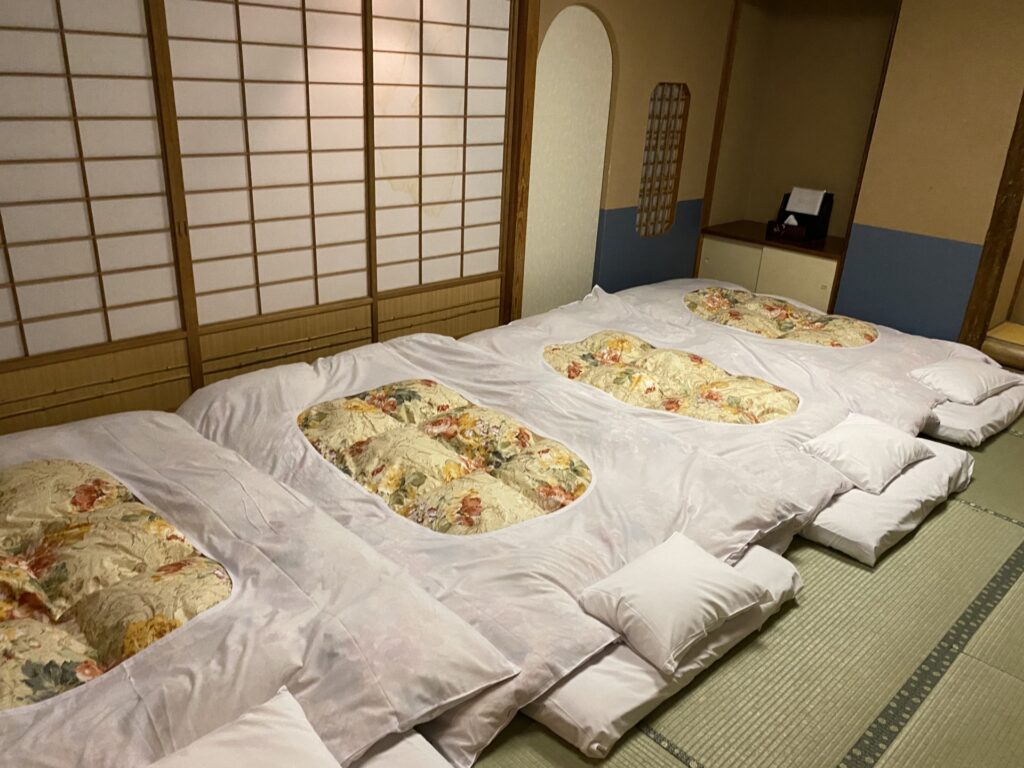 和室に布団を5枚敷いて家族が泊まれるレイアウト