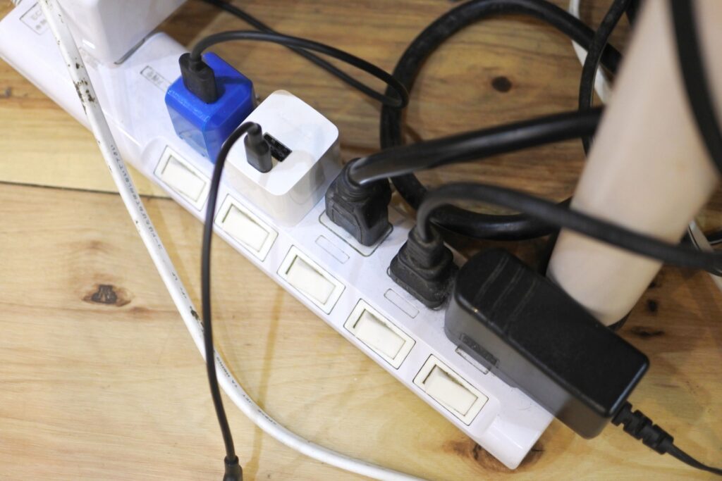 リビングに複数の充電ケーブルが絡む様子