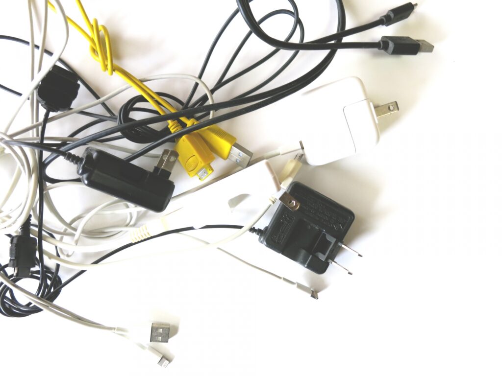 散らかった充電ケーブルが目立つ