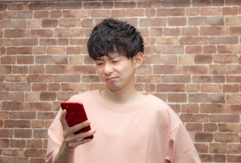 ネット銀行のログイン画面を前に悩んでいるユーザーの様子