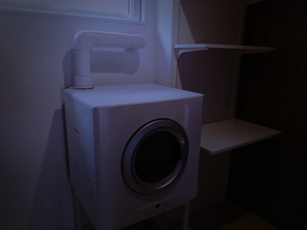 夜間の静かな環境で稼働する洗濯機。静音性の差を表す対比素材。