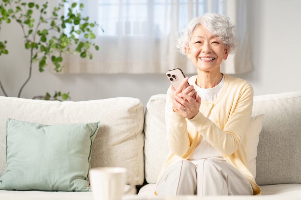 高齢の親がスマホを操作している様子