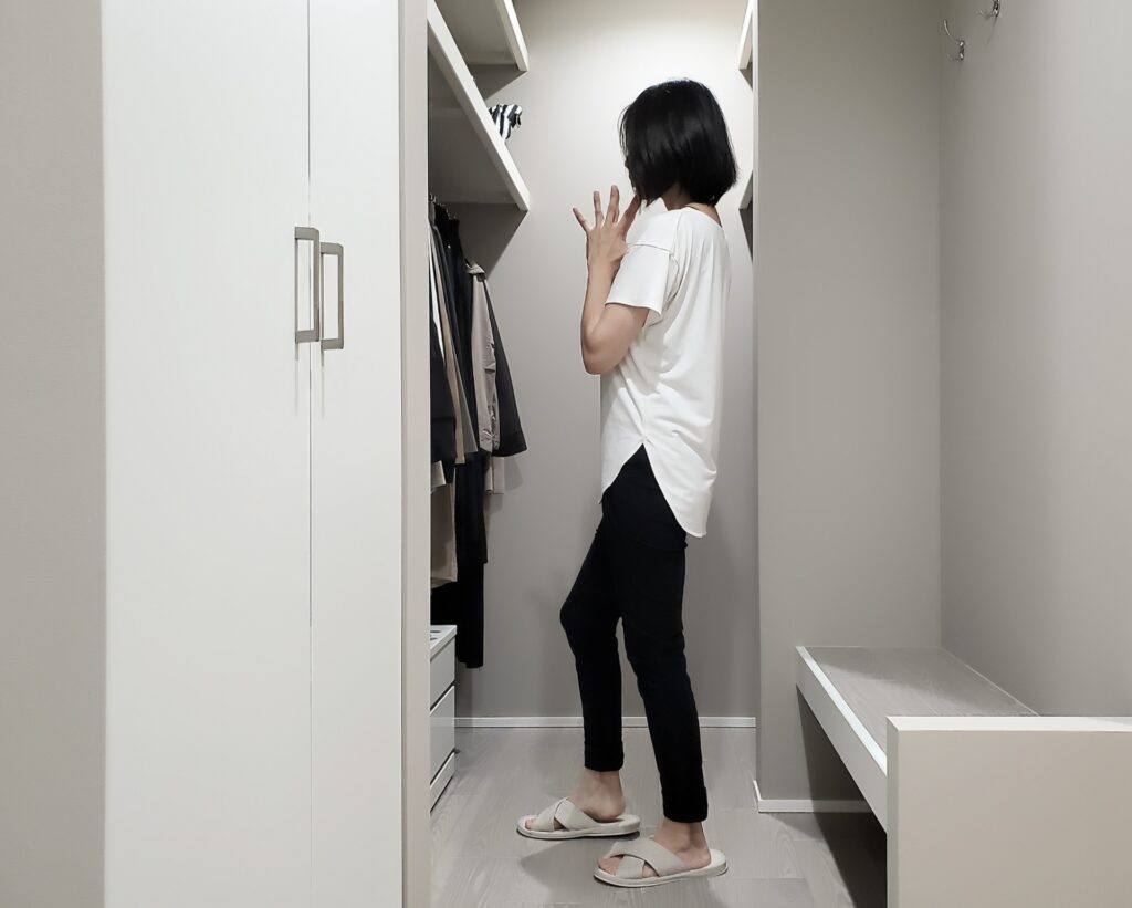 ハンガー収納に必要なスペースを検討している家庭の様子