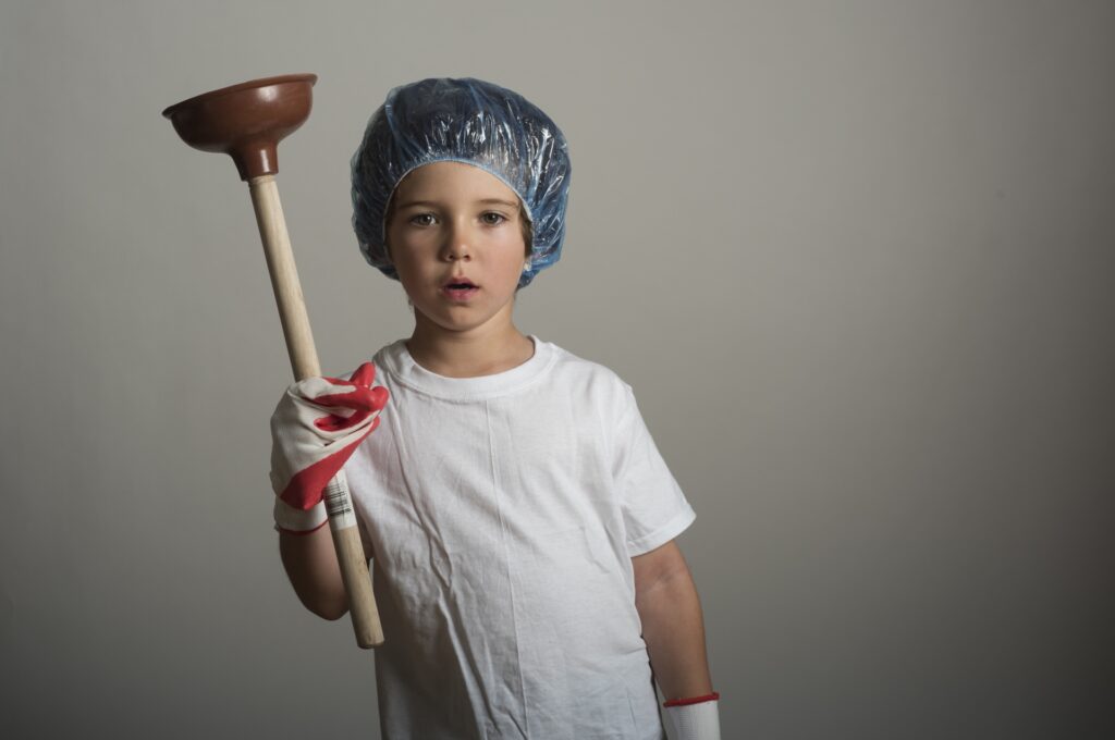 トイレの水が引かず困っている様子