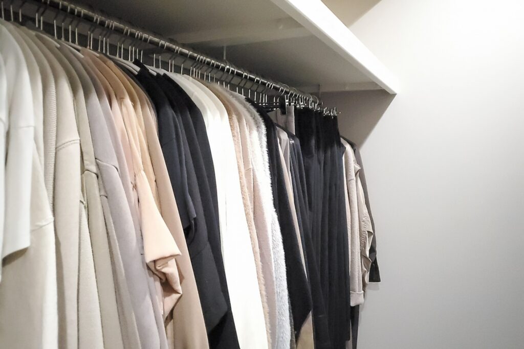 統一されたハンガーで整然と収納されたクローゼットの内部