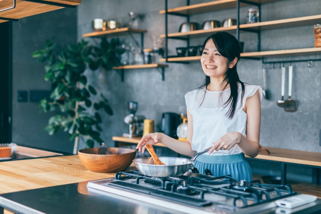 女性がフライパンを使う様子
