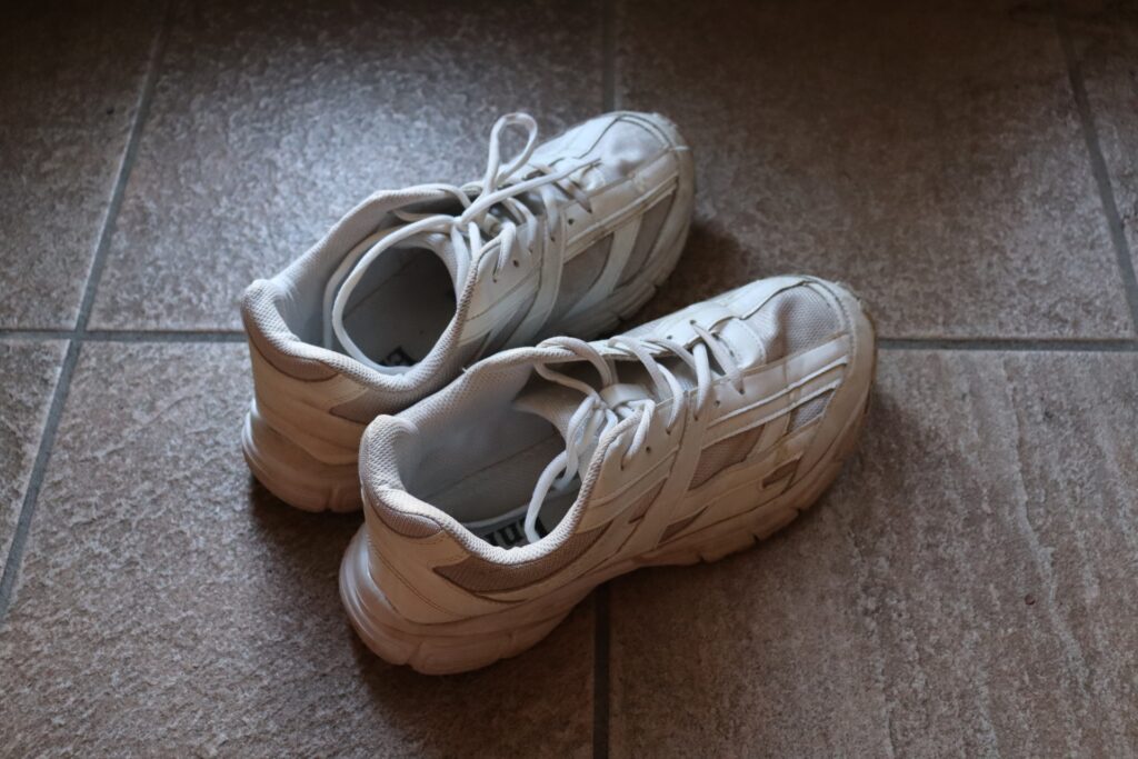 泥だらけのスニーカー