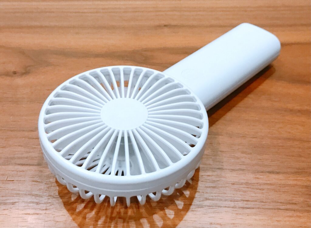 手持ち扇風機を使っている様子