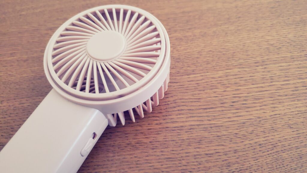 USB扇風機にバッテリーを接続している様子