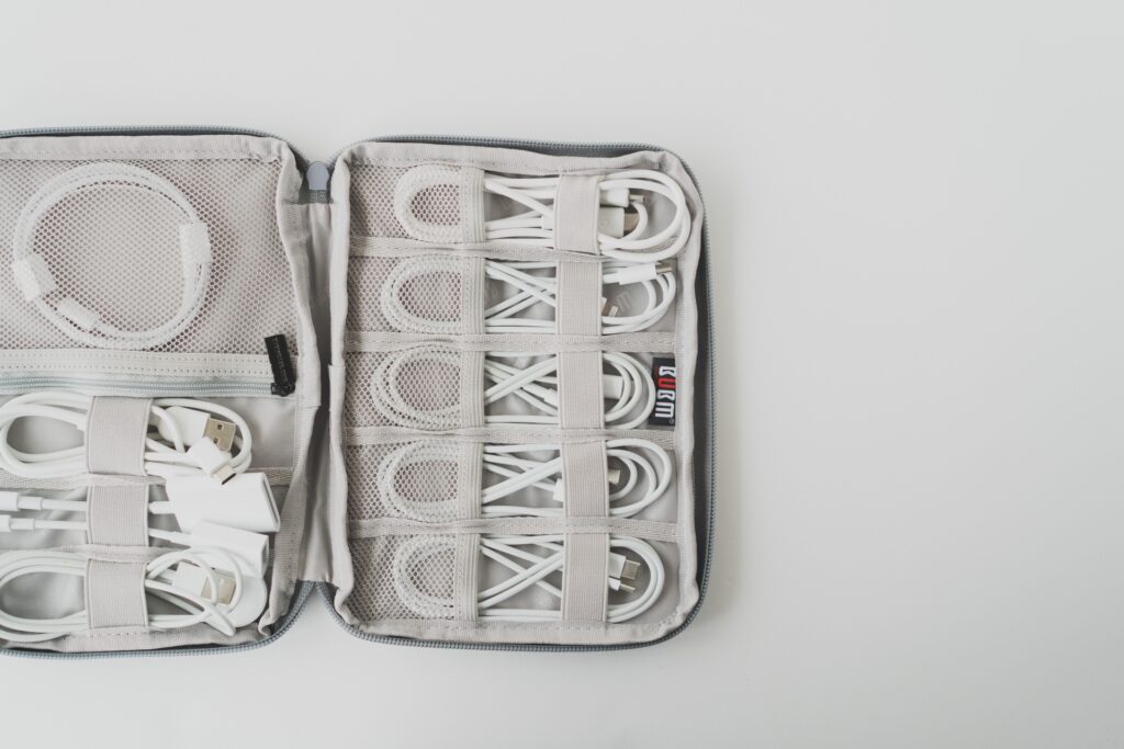 USBケーブルを分類して収納している様子