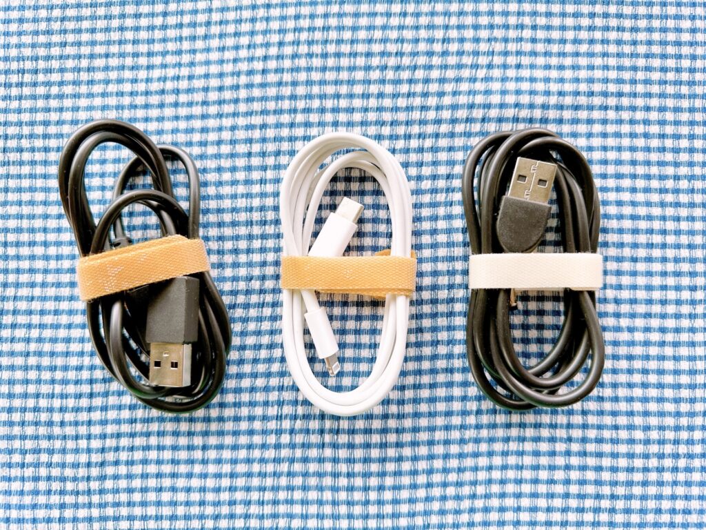 スマホ用とPC用のケーブルを分類して整理している様子