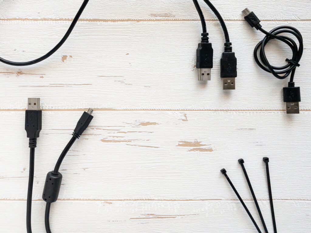 ケーブルを並べて必要数を確認する場面 