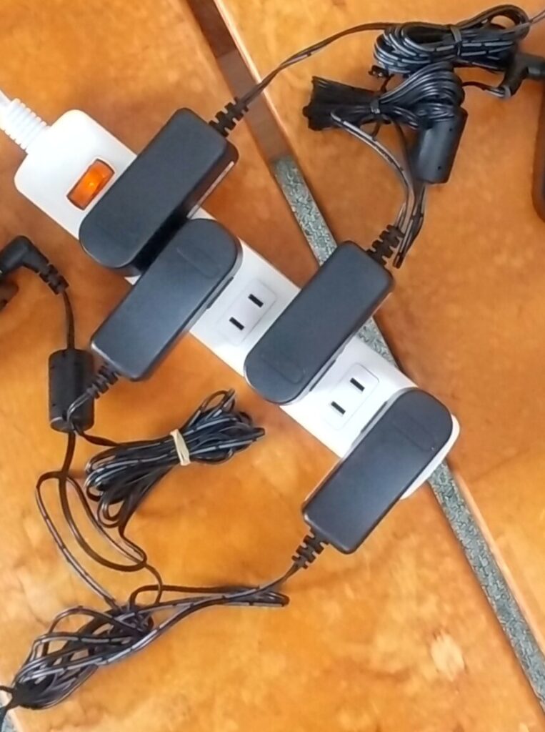 テーブルの上に整然と並べられた充電中のガジェット類