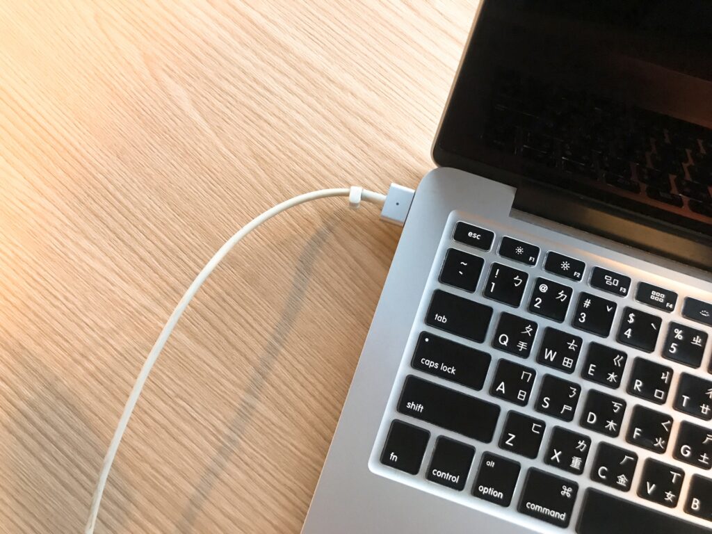 ケーブルでノートPCが充電できずに困っている様子