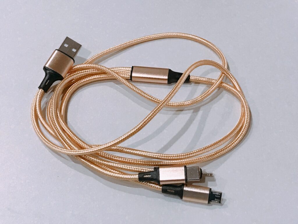 スマホとノートPCを1本のケーブルで充電している様子