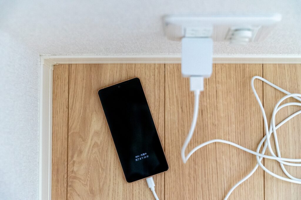 スマホと充電器とケーブルの組み合わせ