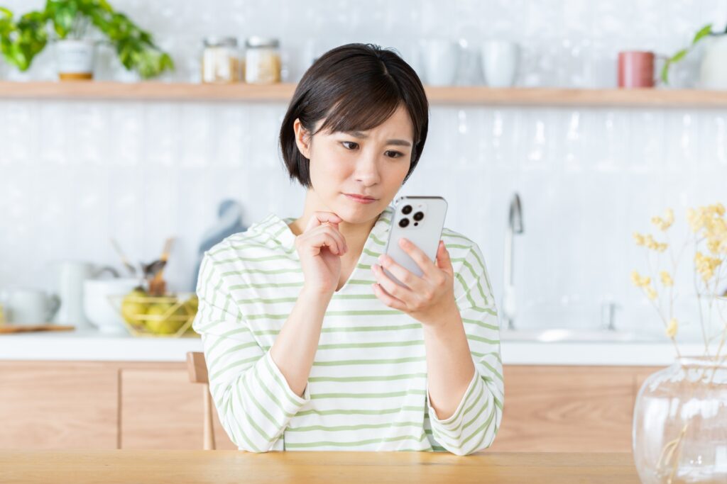 濡れた手でスマホを操作しようとする人